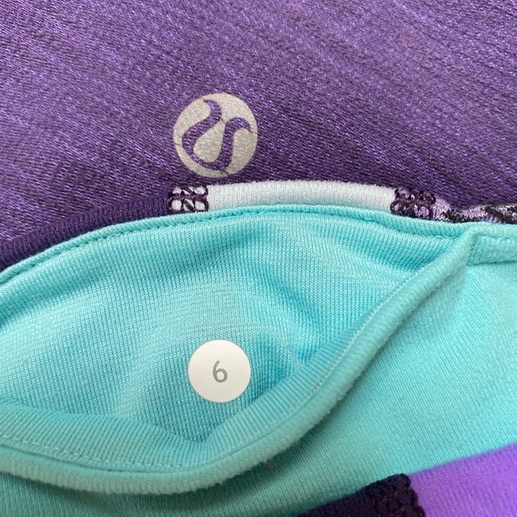 Lululemon “Wunder under crop” Lyon fabric, size 6 - Picture 2 of 4
